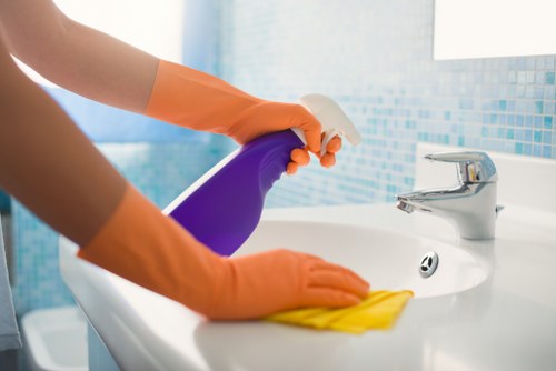 Professional short-let cleaning for a Knightsbridge apartment kitchen and bathroom